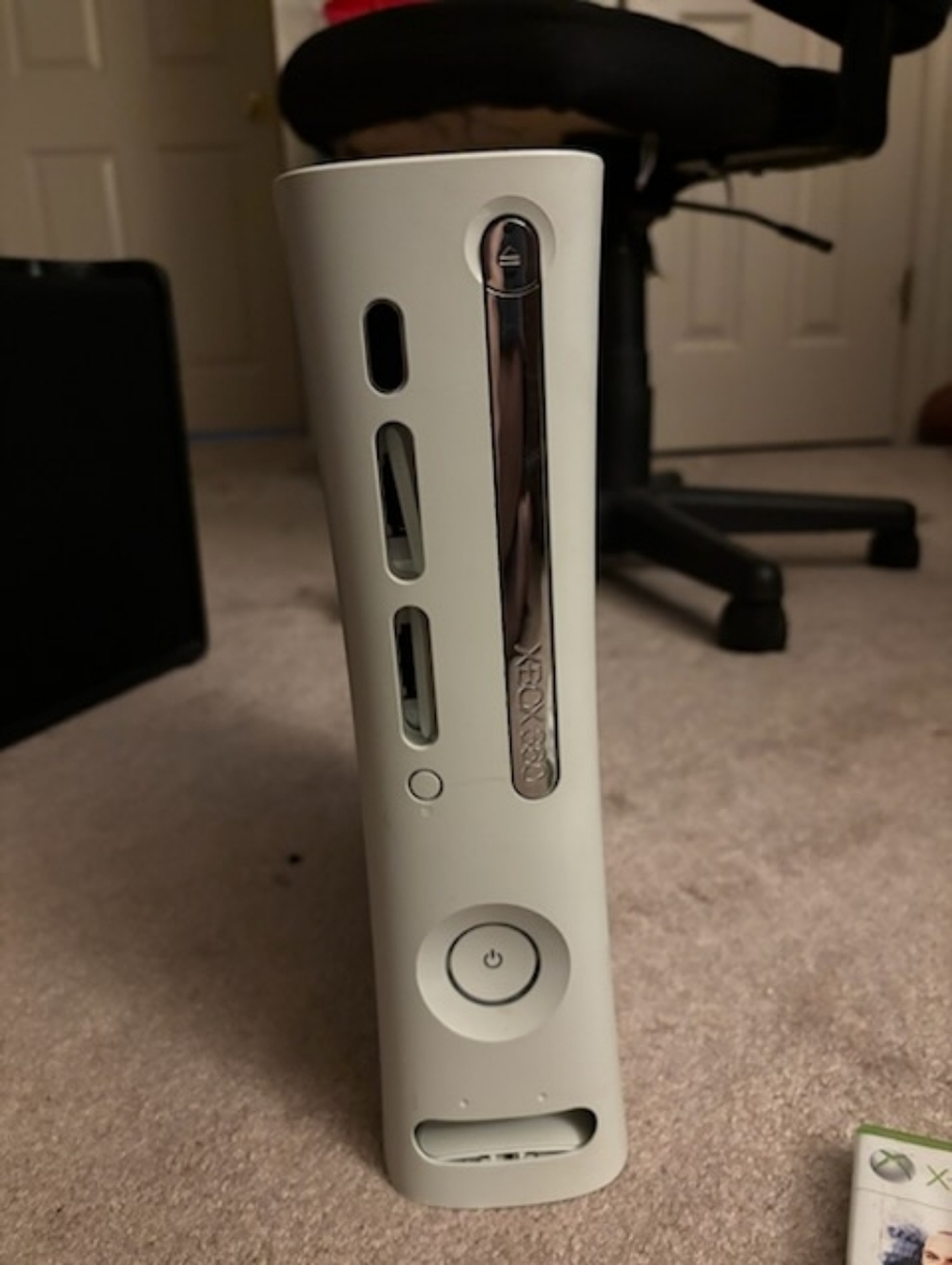 White Xbox 360 Slim Console - Front Facing